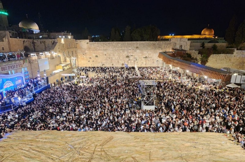 עם ניגון ד' בבות: הכנסת ספרי תורה זכר ל'הקהל' בכותל המערבי