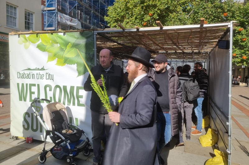 במרכז העיר מנצסטר באנגליה, הוקמה סוכה לרווחת יהודי העיר והתיירים, לזיכוי הרבים במצוות החג, על ידי שליח חב