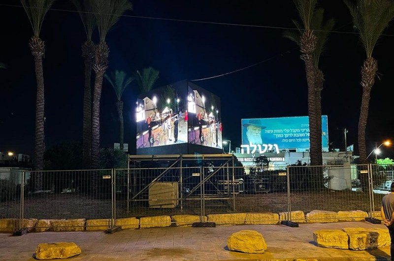 בחצר בית הכנסת 'בית מנחם' בכפר חב