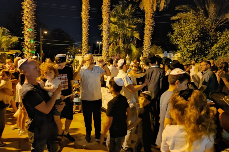 מעל 200 אנשים נשים וטף גדשו את מתחם בית הכנסת יוסף הצדיק בהקפות שניות של בית חב