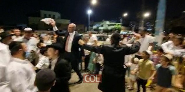 במעגל השמחה: ראש העיר לוד יאיר רביבו מפזז עם תינוקות של בית רבן, בהקפות שניות שנערכו ברחבה שבמרכז שיכון חב