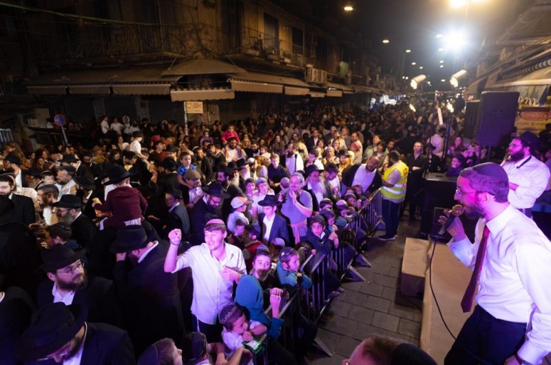 אלפים רקדו בשמחת בית השואבה בשוק מחנה יהודה בירושלים