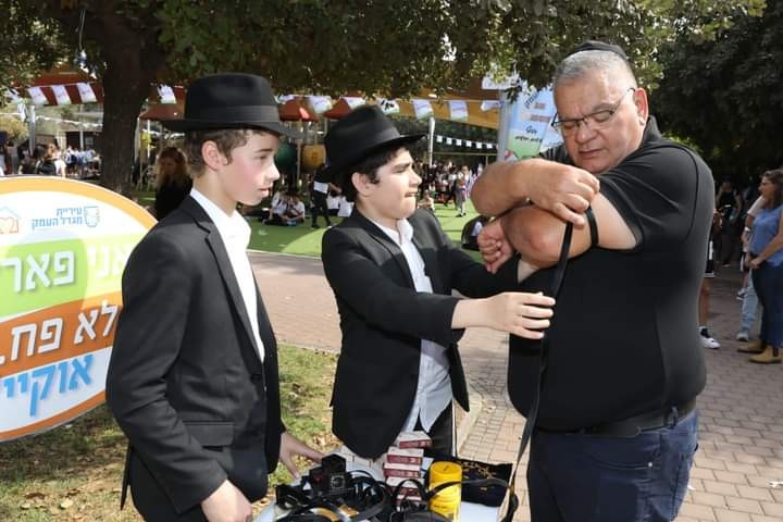 על הראש של הראש: בחורים חב