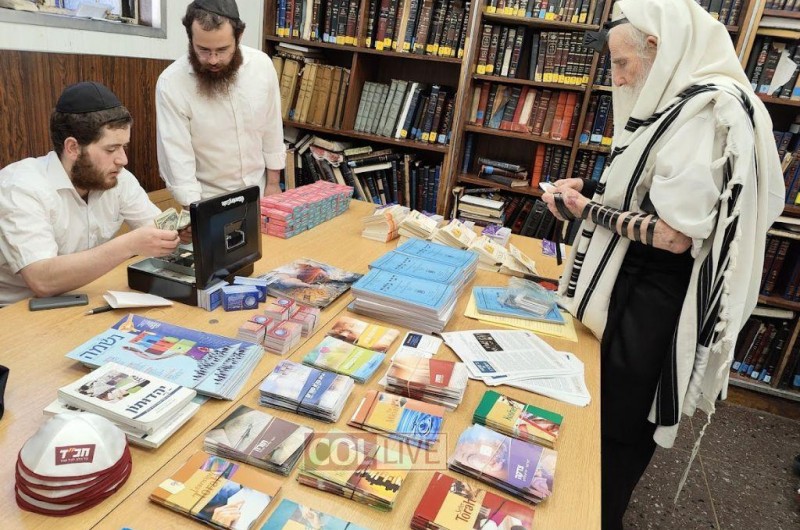הרב שלמה קונין, שליח הרבי בקליפורניה, רוכש חוברות על מצוות ויהדות עבור חלוקה ליהודים בקליפורניה
