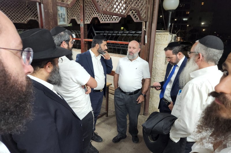 חבר הכנסת אריאל בוסו מש״ס הגיע הערב לבית הכנסת ׳בית אריה׳ בשכונת חב״ד בלוד ושוחח עם המתפללים והנוכחים במקום