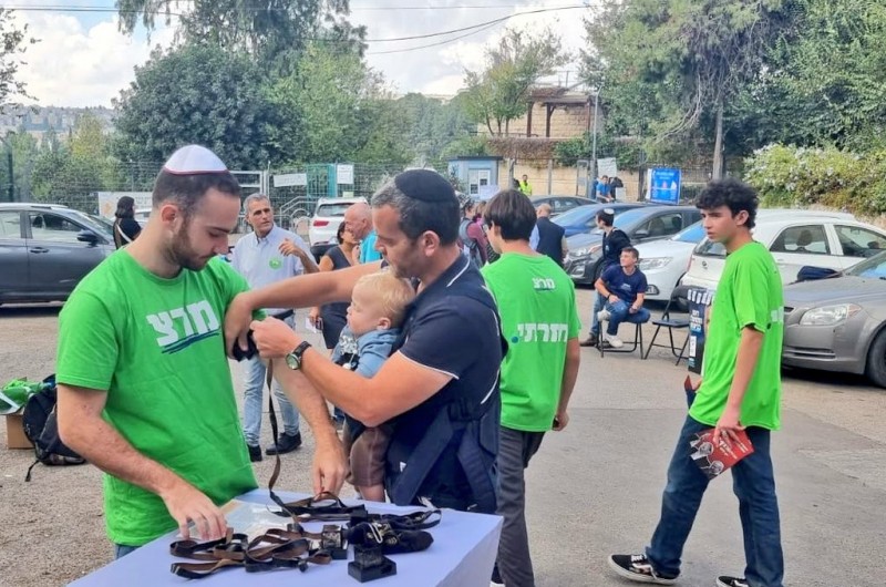 אור דוחה הרבה חושך: בתגובה לביזוי התפילין היום בנתניה, פעילי מר