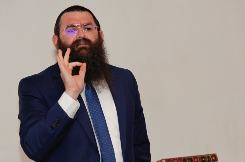 רגע לפני שהתחיל לבקש, אברהם אמר שלוש מילים