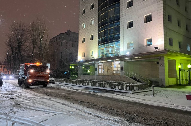 החורף בא: מפלסי השלג של עיריית מוסקבה מפנים הלילה ברחוב בית הכנסת המרכזי 