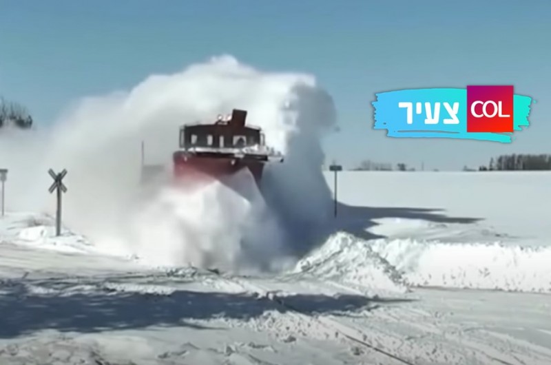 פנו דרך: רכבות מפלסות את דרכן בשלג כבד | צפו