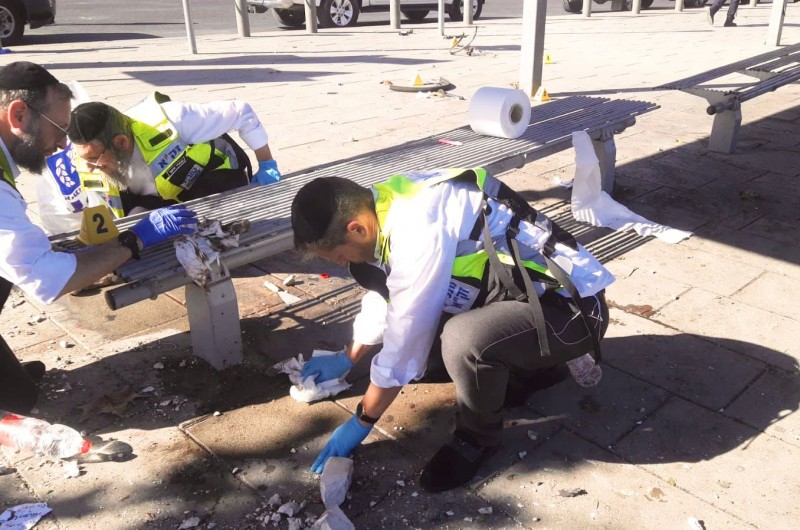 מצמרר: מתנדבי זק״א צוות מחוז ירושלים סיימו בטיפול בכבוד המת, באיסוף הממצאים בזירת הפיגוע הקשה הבוקר, בכניסה לעיר ירושלים (צילום: דוברות זק״א)