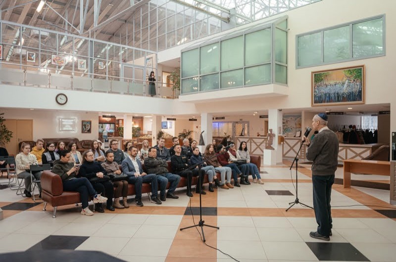 מוסקבה: הסטודנטים הגיעו ללמוד כיצד היהודים עושים חסד