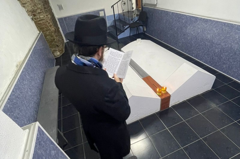 תיעוד מיוחד מנייעז'ין: עשרות יהודים שהו בשבת בסמוך לציון