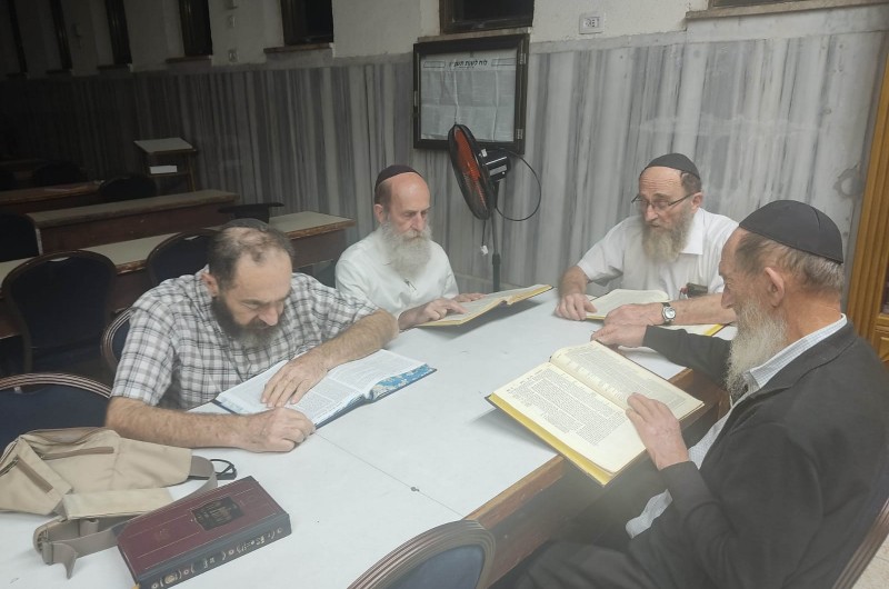 האחים לבית משפחת קרסיק בלימוד משותף בבית הכנסת המרכזי בכפר חב