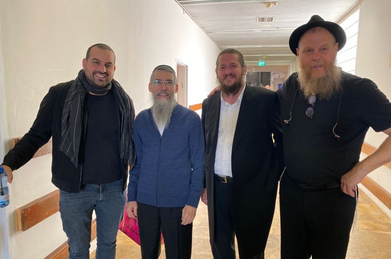 'צמאה' בערב חג הגאולה: נאור כרמי, מארגן האירועים הרב משה שילת, אברהם פריד ועקיבא תורג'מן. צילום: הרצל קוסאשוילי, COL