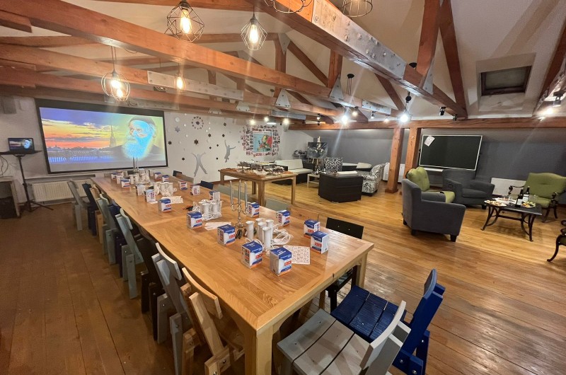 השולחנות הערוכים מוכנים ליהודי העיר אירקוצק שבסיביר, לקראת התוועדות חג הגאולה י