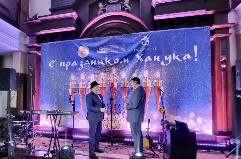 פרסומי ניסא ענק בעיר אירקוצק, סיביר שברוסיה: ראש העיר כובד יחד עם רב העיר ושליח חב