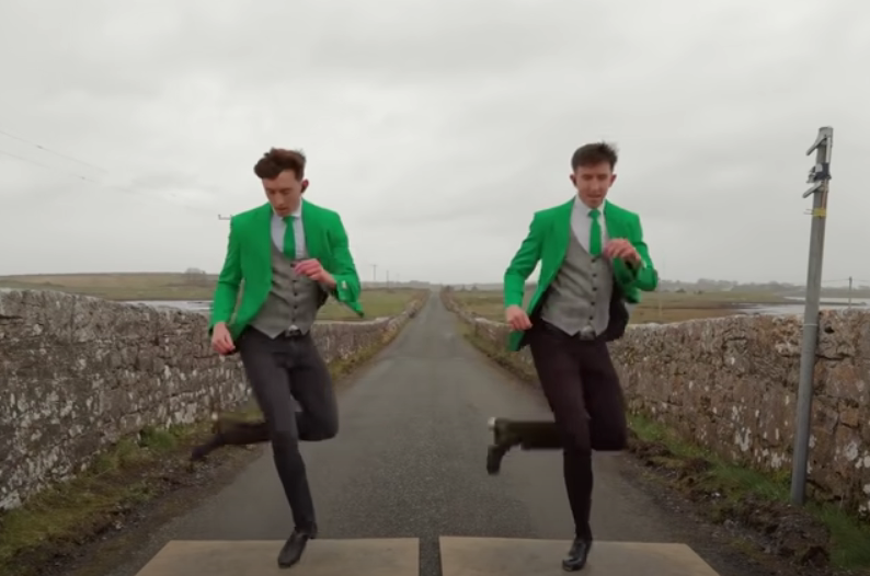 זריזות רגליים מופלאה: התאומים האלה רוקדים בתיאום מושלם
