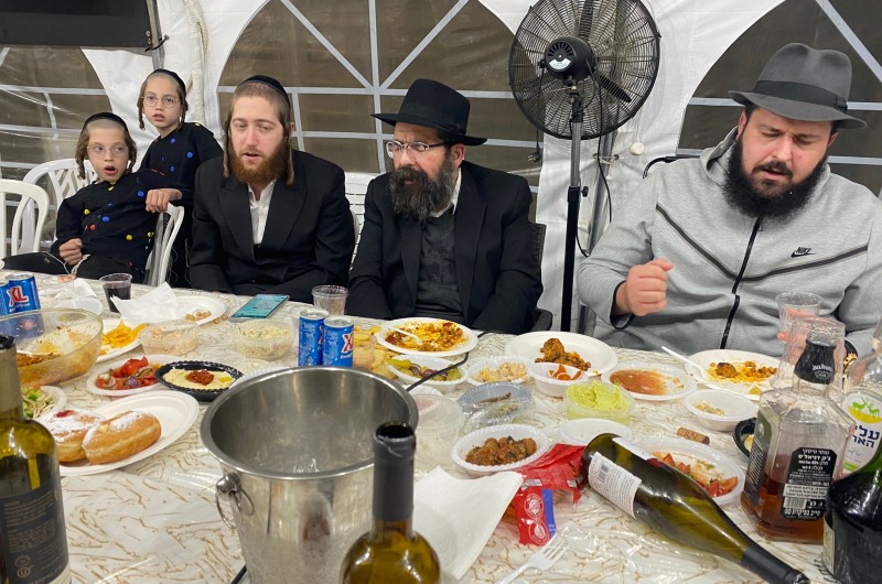 התוועדות ׳זאת חנוכה׳ בבית הכנסת ׳אהל לוי יצחק׳ בנחלת הר חב״ד, עם המשפיע הרב מיכאל טייב והזמר החסידי ר׳ יוני שלמה