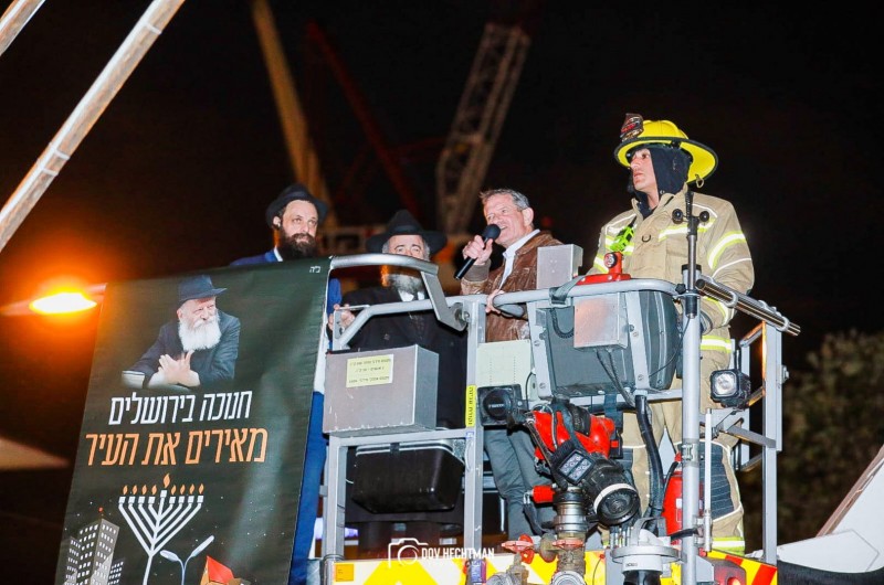 'זאת חנוכה' גשום בירושלים: מאות השתתפו בהדלקות