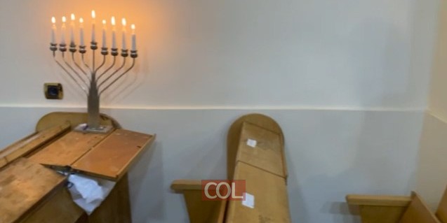 אור יקרות: חסידים בהדלקת הנר האחרון בחנוכייה, בבית הכנסת של הרבי, ברחוב רוזיע שבפריז • צפו