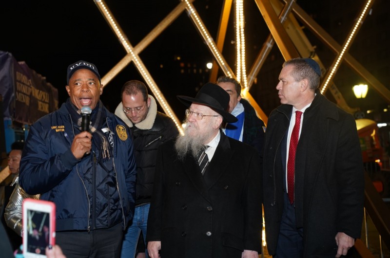 על רקע אנטישמיות גואה: ראש העיר בהדלקת המנורה הגדולה בעולם