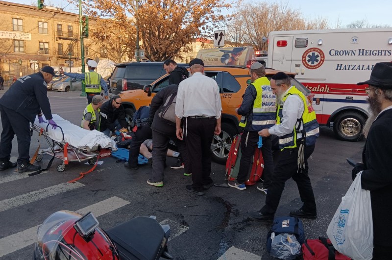 תאונת אופנוע בקראון הייטס: בחור פונה לקבלת טיפול רפואי