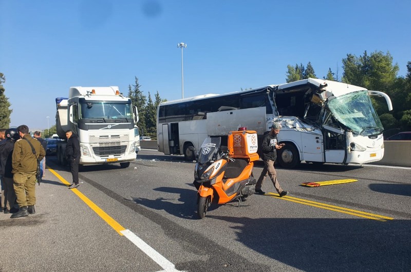 תאונה עם מעורבות משאית ואוטובוס אירעה בכביש 1 בסמוך למחלף לטרון. אמבולנסים של איחוד הצלה וחובשים מיחידת האופנועים העניקו סיוע ראשוני במקום (צילום: דוברות איחוד הצלה)