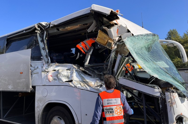 תאונה בכביש 1: אוטובוס עם עשרות ילדים התנגש במשאית 
