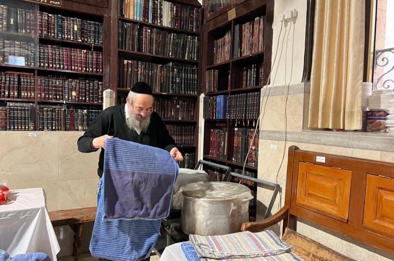 המרק המהביל של ר' הרשל: עשרות מתפללים בפתיחת צום עשרה בטבת, בבית הכנסת חב