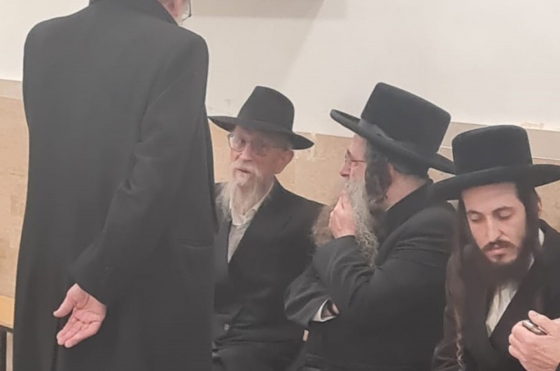 רגעים לפני הלווייתה של הרבנית מלעלוב אמש בירושלים, נצפה בנה האדמו