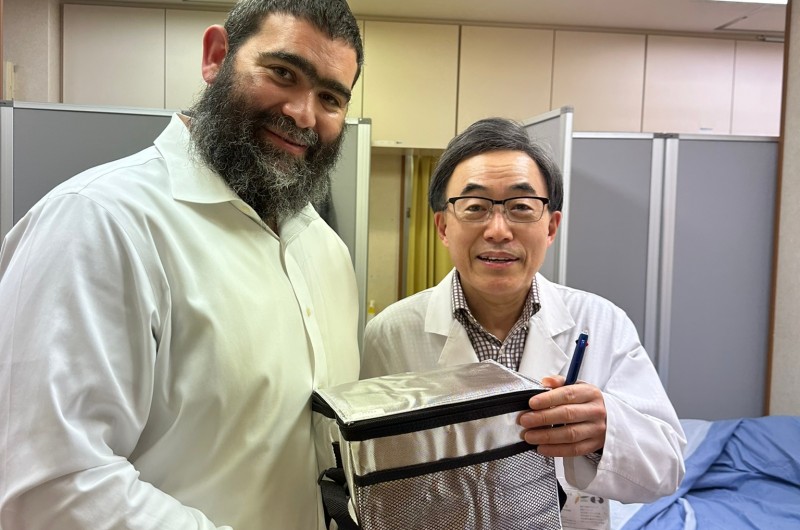 השליח השיג תרופה ביפן וטס להביא אותה לילד החולה 