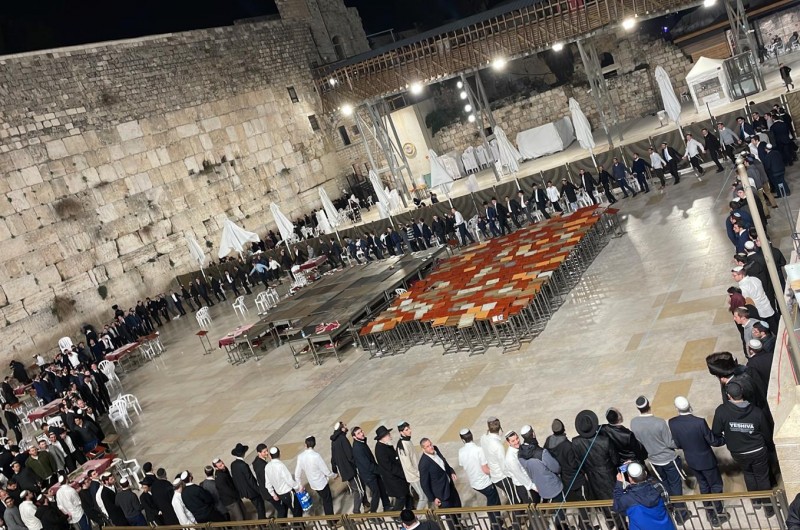 מאות יהודים שהתפללו ביום השבת בכותל המערבי, בשירה מרגשת במעגל עם צאת השבת, לזכרם של נרצחי הפיגוע בנווה יעקב (צילום: הקרן למורשת הכותל)