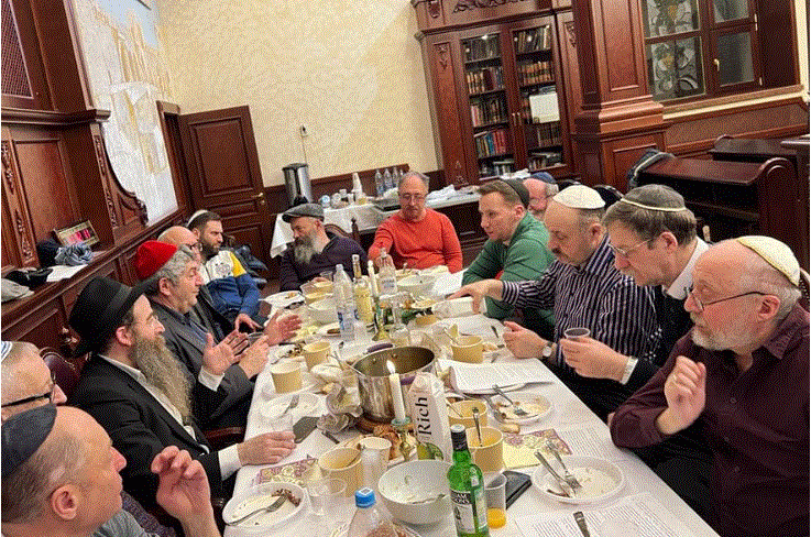 שליח הרבי לקאזאן הרב יצחק גורליק בהתוועדות אמש עם בני הקהילה לכבוד יום הבהיר י' שבט