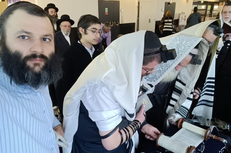 קריאת התורה בשדה התעופה בוינה ע''י הבעל קורא מרמת שלמה ר' אבינועם שטרן, בחזור מי' שבט אצל הרבי