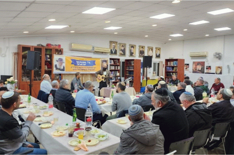 האמן והיוצר עמית משה הוזמן להתוועדות י׳ שבט בבית חב