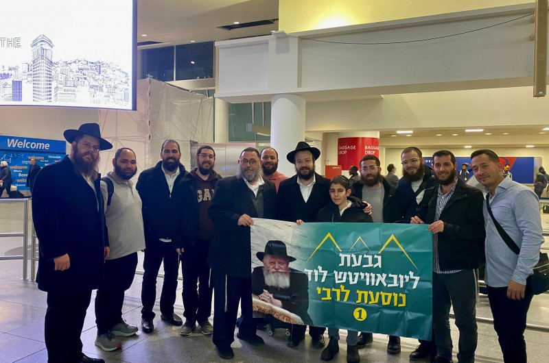 גיבוש רוחני: קבוצת מתפללי בית כנסת 'גבעת ליובאוויטש' בלוד נחתה בניו יורק. הם ישהו בחצרות קודשנו ובשבת בד' אמות ליד האוהל, יחד עם המשפיע ורב הקהילה הרב נטע גערליצקי