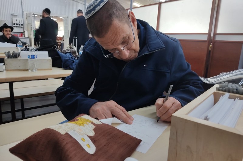 אלוף (במיל') יפתח רון טל בביקור באוהל הק', העסקן החב אלוף (במיל') יפתח רון טל בביקור באוהל הק', העסקן החב