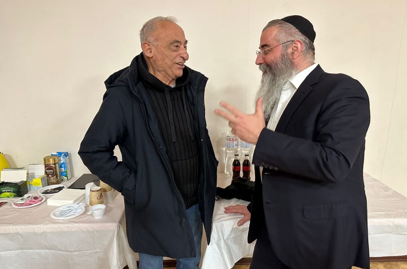 רבה של אודסה ושליח הרבי בעיר, הרב אברהם וולף, בשיחה עם העיתונאי הבכיר שמעון שיפר מעיתון 