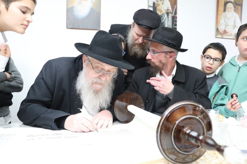 בטקס חגיגי: הכנסת ספר תורה לבית הכנסת 'כיכר משיח' בלוד
