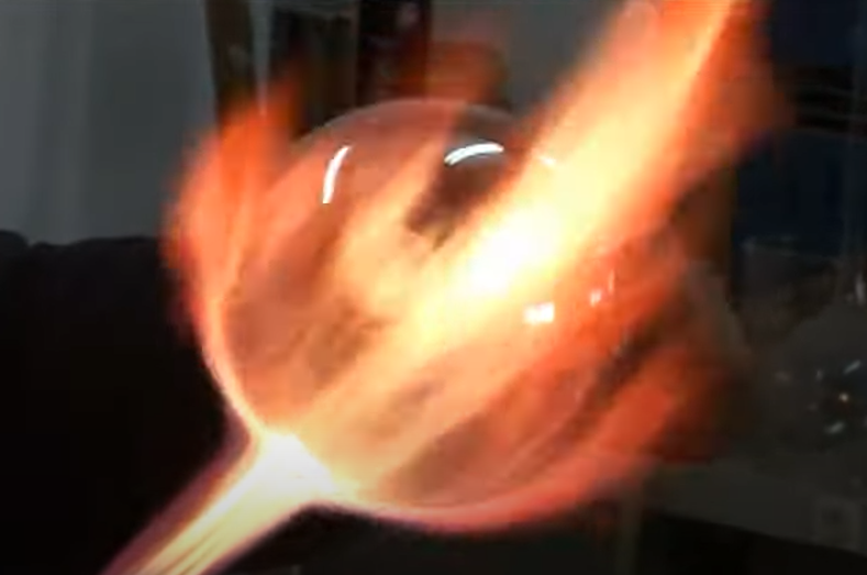 זה לא בלון: כך מנפחים זכוכית באש ויוצרים כלים יפהפיים