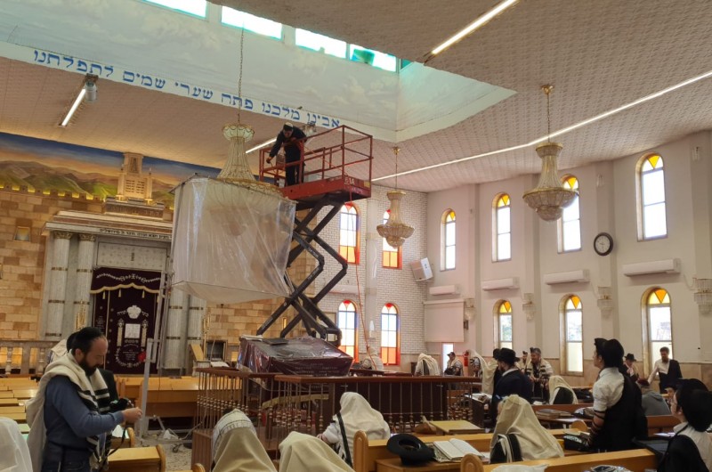 הנברשת הגדולה במרכז אולם בית הכנסת 'בית מנחם' בכפר חב
