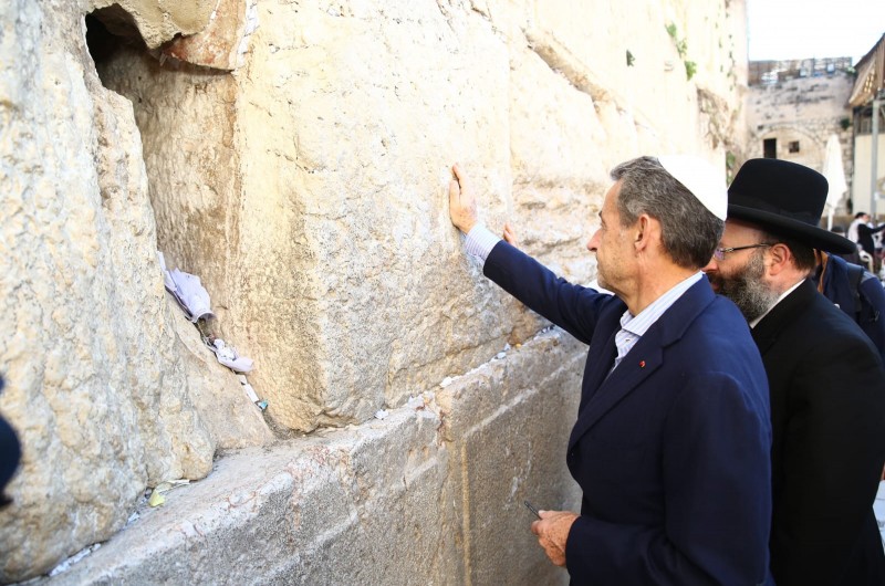 נשיא צרפת לשעבר מר ניקולא סרקוזי הגיע עם רעייתו ובתו לביקור בכותל המערבי. קיבלו אותם רב הכותל הרב שמואל רבינוביץ ומנכ”ל הקרן למורשת הכותל המערבי מרדכי אליאב. הביעו התרגשותם ואת ידידותם העמוקה לישראל (צילום: הקרן למורשת הכותל)