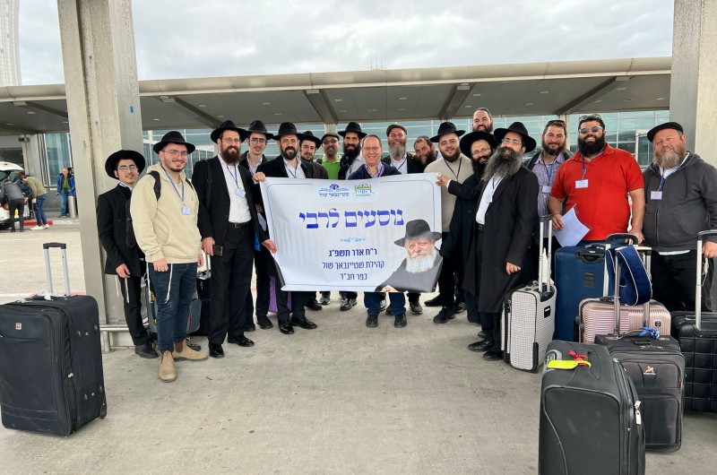 בדרכם לחצרות קודשנו: קבוצה מחברי קהילת בית הכנסת 'שטיינבאך שול' בכפר חב
