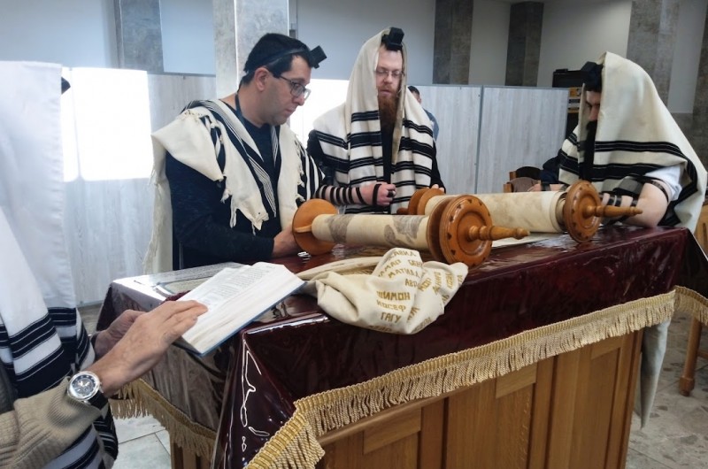 כתב 'ישראל היום' חנן גרינווד עלה הבוקר לתורה בבית הכנסת המרכזי בקישינב - מולדובה, כאורחם של שלוחי הרבי במדינה