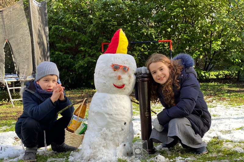 ילדי משפחת הבלין, השלוחים בברמן, גרמניה, הופתעו הבוקר עם מזג אוויר מושלג ואילתרו בובת שלג בגירסה פורימית