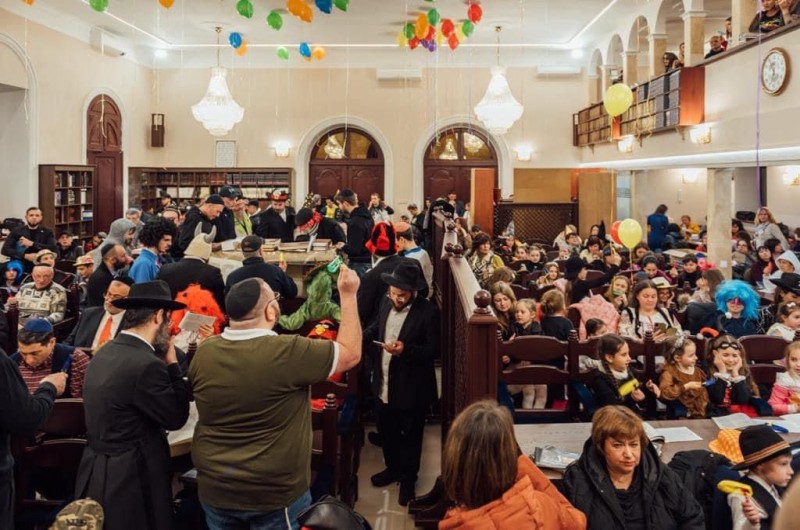 הפיצוצים היו במחיית המן: המונים מהקהילה היהודית בעיר אודסה בקריאת מגילה בבית כנסת חב