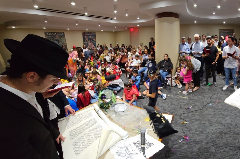 מעל 150 מהקהילה הצרפתית במיאמי שבפלורידה האזינו לקריאת המגילה בבית חב