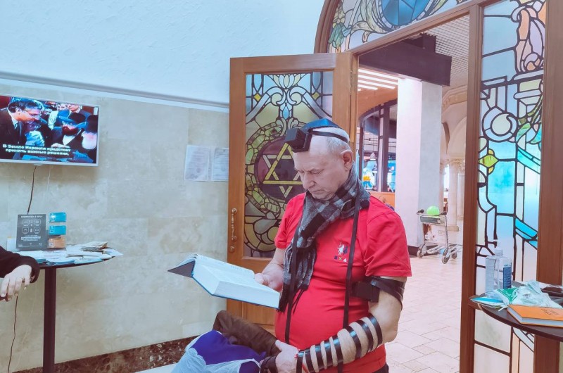 יהודי בן 75 חוגג בר מצוה ומניח תפילין לראשונה בבית חב