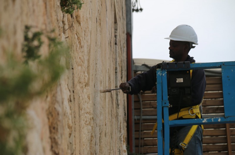 בדיקת אבני הכותל: הוסרו חלקי אבן רופפים וצמחים עונתיים