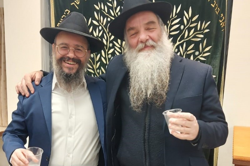 מתרחבים למען יהודי העיר: השליח החדש בשכונת נווה זמר ברעננה - הרב רפאל ברבי, שיפעל תחת השליח הראשי בעיר הרב אליהו שדמי, באמירת 'לחיים' לרגל יום הולדתו של הרבי